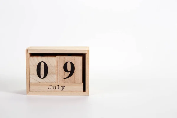 Träkalender Juli 09 på en vit bakgrund — Stockfoto