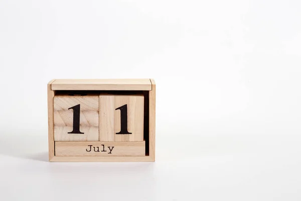 Дерев'яний календар 11 липня на білому тлі — стокове фото