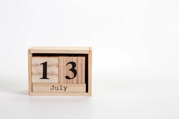 Дерев'яний календар 13 липня на білому тлі — стокове фото
