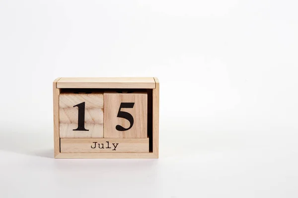 Trä kalender 15 juli på en vit bakgrund — Stockfoto