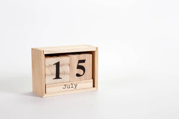 Trä kalender 15 juli på en vit bakgrund — Stockfoto