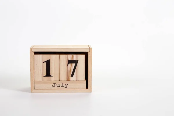 Träkalender 17 juli på en vit bakgrund — Stockfoto