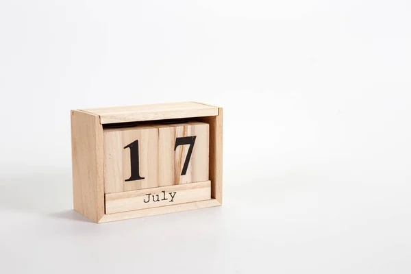 Träkalender 17 juli på en vit bakgrund — Stockfoto