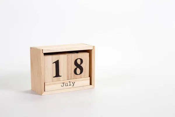 Träkalender 18 juli på en vit bakgrund — Stockfoto