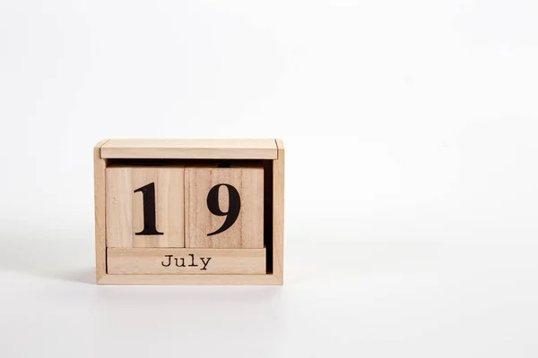 Träkalender 19 juli på en vit bakgrund — Stockfoto
