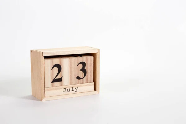 Дерев'яний календар 23 липня на білому тлі — стокове фото