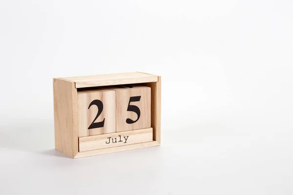 Дерев'яний календар 25 липня на білому тлі — стокове фото