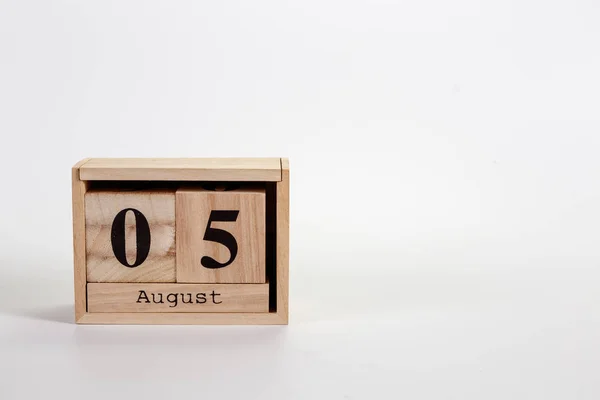 Trä kalender augusti 05 på en vit bakgrund — Stockfoto