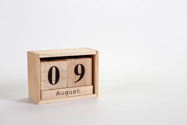 Trä kalender augusti 09 på en vit bakgrund — Stockfoto