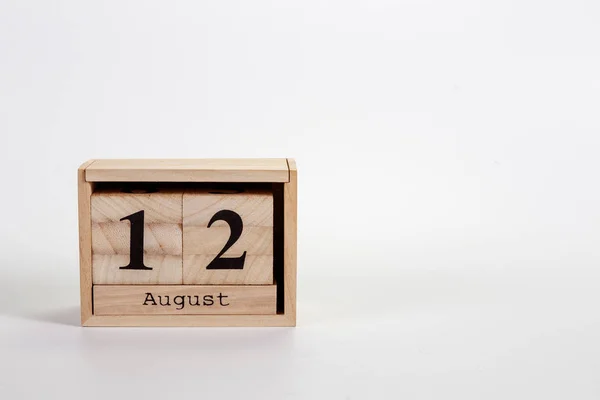 Дерев'яний календар 12 серпня на білому тлі — стокове фото