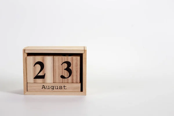 Дерев'яний календар 23 серпня на білому тлі — стокове фото