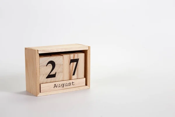 Дерев'яний календар 27 серпня на білому тлі — стокове фото