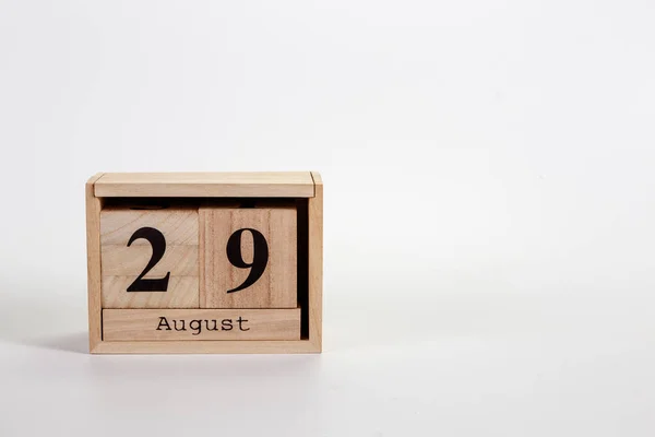 Trä kalender 29 augusti på en vit bakgrund — Stockfoto