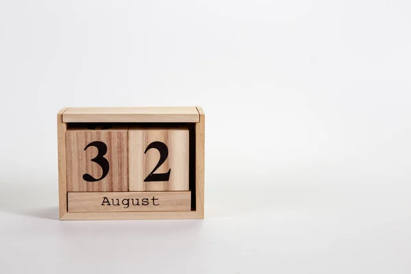 Дерев'яний календар 32 серпня на білому тлі — стокове фото
