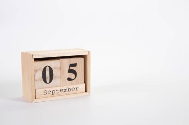 Beyaz zemin üzerinde tahta takvim 05 Eylül 