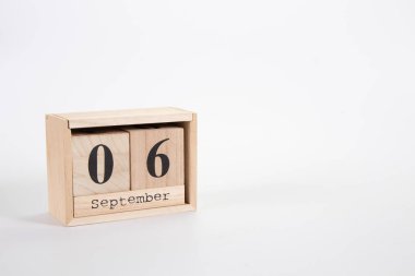 Tahta takvim Eylül 06 beyaz zemin üzerinde 