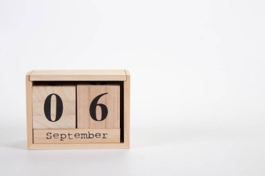 Tahta takvim Eylül 06 beyaz zemin üzerinde 