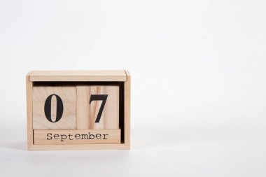 Tahta takvim Eylül 07 beyaz zemin üzerinde 