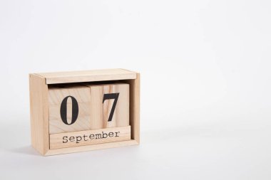 Tahta takvim Eylül 07 beyaz zemin üzerinde 
