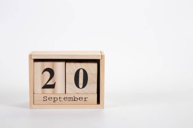 Tahta takvim beyaz zemin üzerinde 20 Eylül 