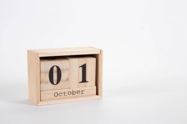 Tahta takvim beyaz zemin üzerinde Ekim 01 