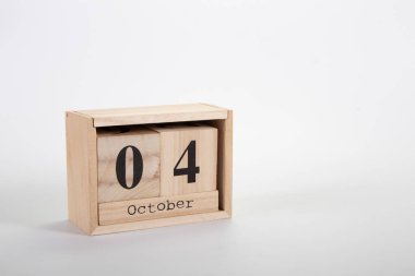Tahta takvim. Beyaz arka planda Ekim 04. 