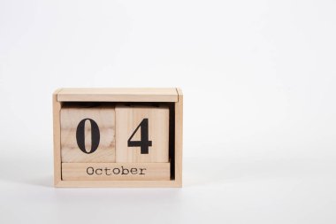 Tahta takvim. Beyaz arka planda Ekim 04. 