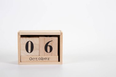 Tahta takvim, beyaz arka planda Ekim 06 