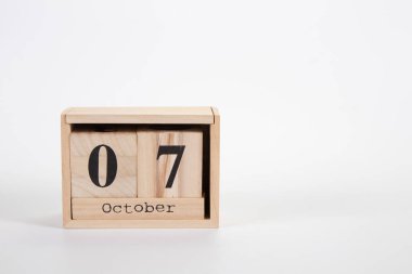 Tahta takvim 07, beyaz arkaplanda 