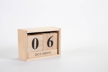 Tahta takvim, beyaz arka planda Ekim 06 
