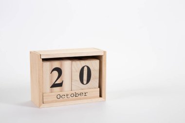 Tahta takvim beyaz zemin üzerinde 20 Ekim 