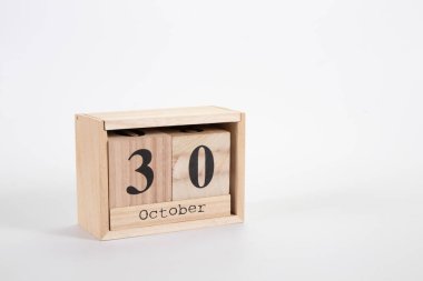 Tahta takvim 30 Ekim beyaz zemin üzerinde 