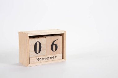 Tahta takvim Kasım 06 beyaz arkaplanda