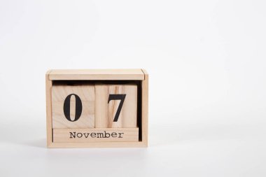 Tahta takvim Kasım 07 beyaz arkaplanda