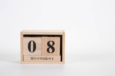 Tahta takvim Kasım 08 beyaz arkaplanda