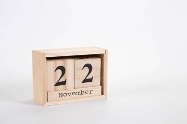 Tahta takvim. Beyaz arka planda 22 Kasım.