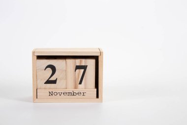 Tahta takvim 27 Kasım 'da beyaz arkaplanda