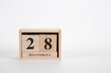 Tahta takvim 28 Kasım 'da beyaz arkaplanda