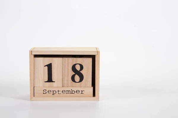 Calendario de madera 18 de septiembre sobre fondo blanco — Foto de Stock