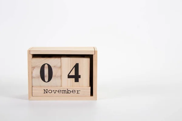 Holzkalender 04 November auf weißem Hintergrund — Stockfoto