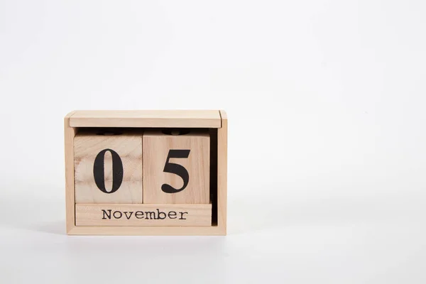 Holzkalender November 05 auf weißem Hintergrund — Stockfoto