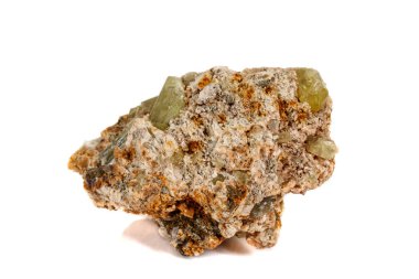 Beyaz arka plan üzerinde makro taş Apatit minerali