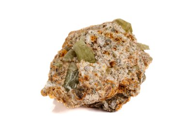 Beyaz arka plan üzerinde makro taş Apatit minerali