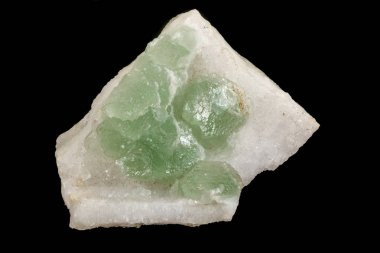 Makro siyah bir arka plan üzerinde mineral florit taşı