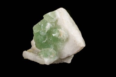 Makro siyah bir arka plan üzerinde mineral florit taşı