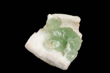 Makro siyah bir arka plan üzerinde mineral florit taşı