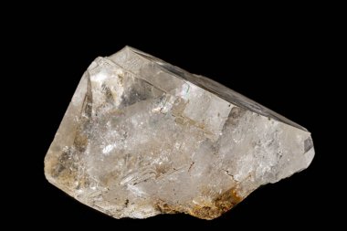 Makro siyah bir arka plan üzerinde mineral florit taşı