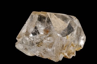 Makro siyah bir arka plan üzerinde mineral florit taşı
