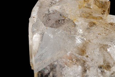 Makro siyah bir arka plan üzerinde mineral florit taşı