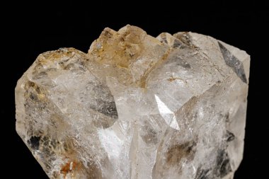 Makro siyah bir arka plan üzerinde mineral florit taşı